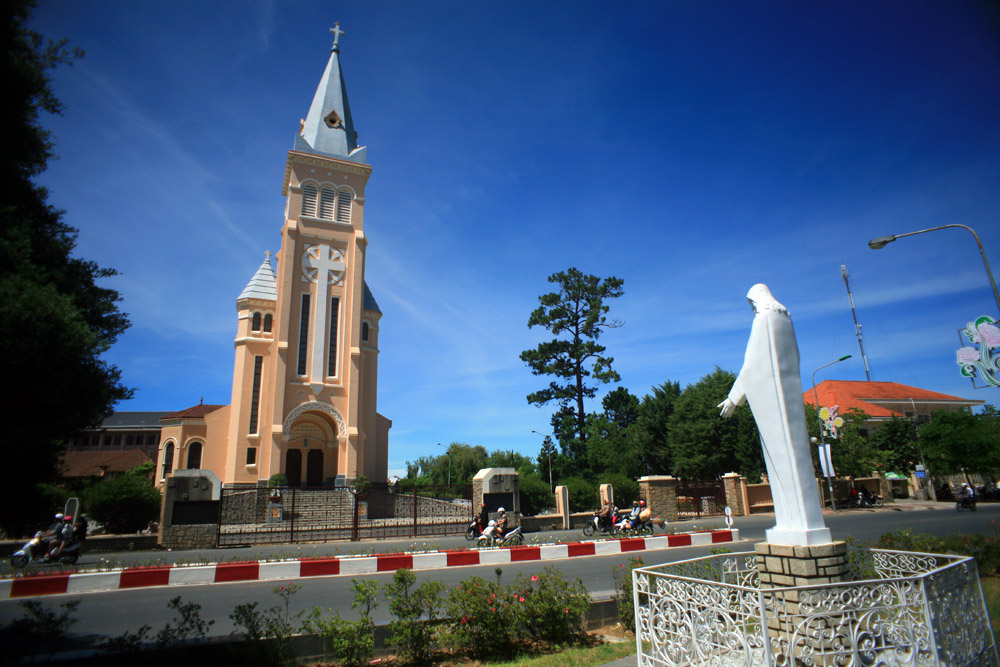 Bên ngoài nhà thờ Con Gà