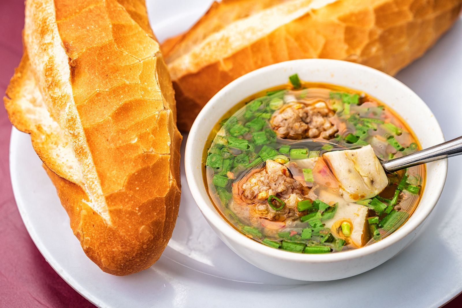 Bánh mì xíu mại - món ngon Đà Lạt