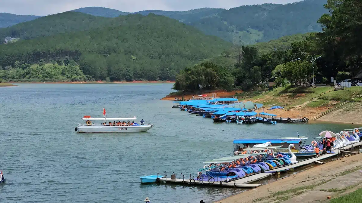 Du ngoạn Hồ Tuyền Lâm bằng du thuyền