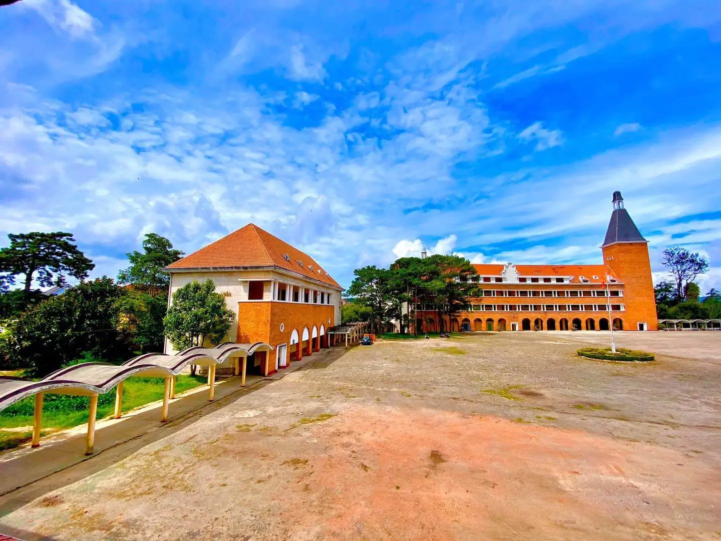 Khoảng sân lớn của Trường Cao Đẳng sư phạm Đà Lạt – không gian sinh hoạt ngoài trời đậm chất châu Âu